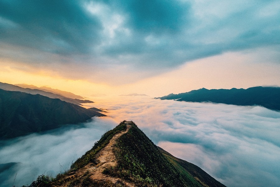 Visit Ta Xua at the beginning or end of the year for stunning photos with clouds. Photo: Lao dong