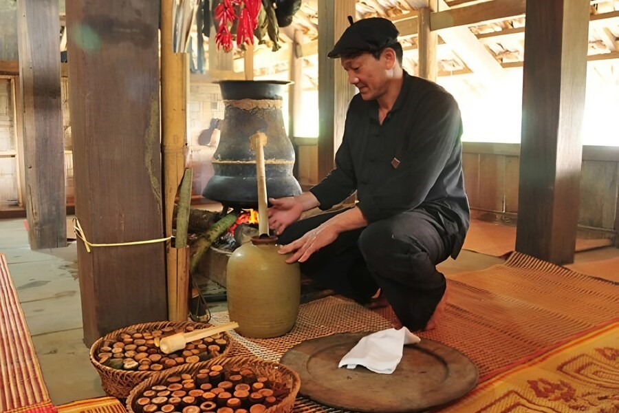 The distillation process and the finished product of corn wine. Photo: Department of Culture, Sports and Tourism of Tuyen Quang Province