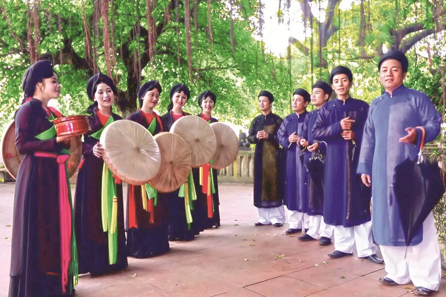 The male and female singers are engaging in a call-and-response song. Photo: Chinhphu