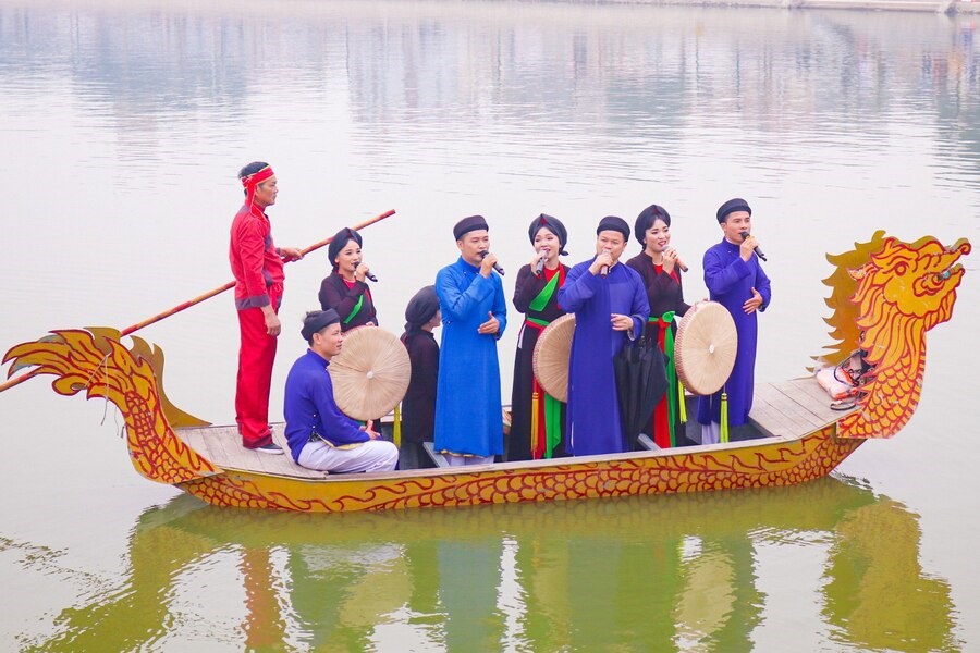 Quan ho performances on a boat at Lim Festival. Photo: Ministry of Culture, Sport and Tourism