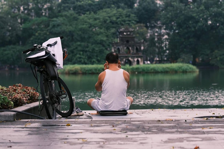 Elderly people enjoy coming to Hoan Kiem Lake to exercise at early dawn. Photo: Nguyen Ngoc Tu