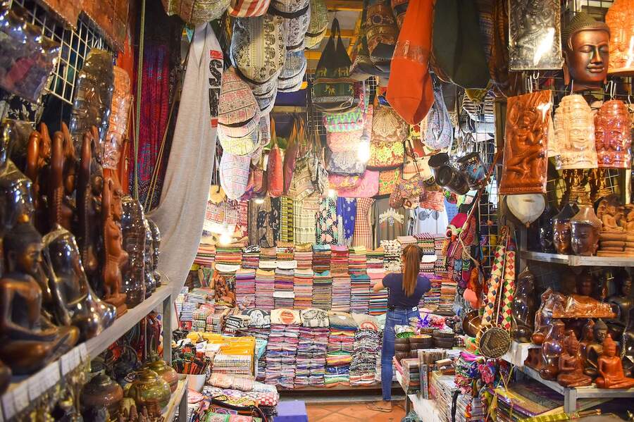 You can find all kind of Cambodian souvenirs at Old Market. Photo: Siam Reap Wonder