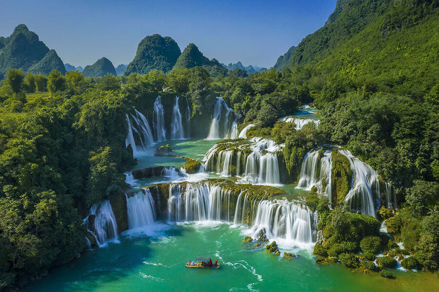 Ban Gioc Waterfall - The most beautiful landscape of Cao Bang Province. Photo: VnExpress