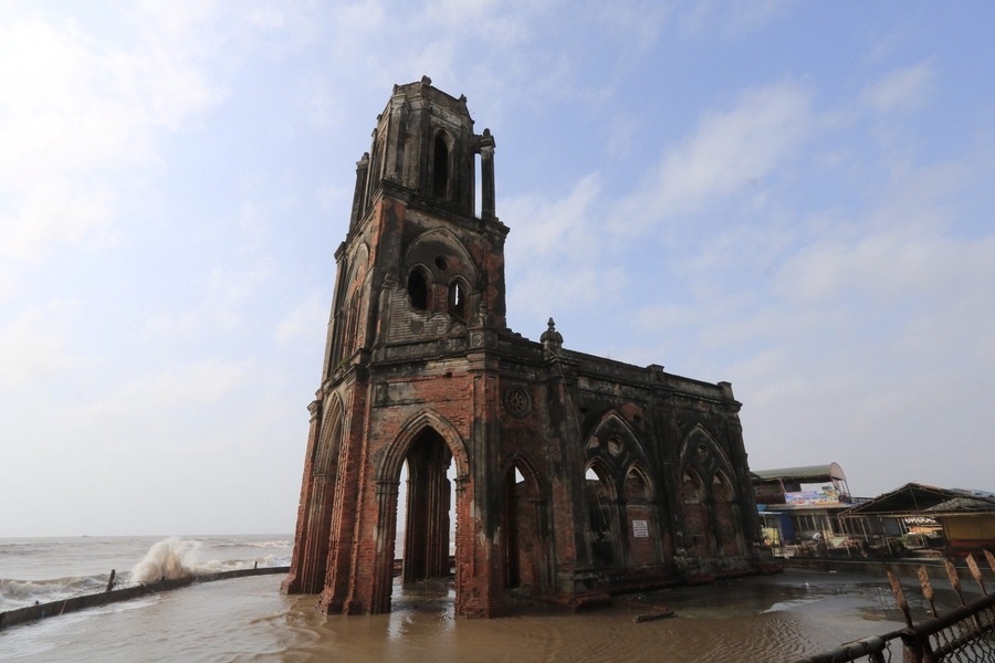 May sounds interesting, Hai Hau also has a church ruin right by the sea. Photo: Sea Magazine Vietnam