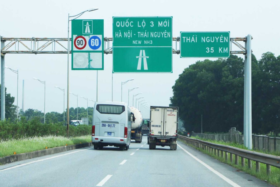 The expressway facilitates transportation and boosts economic connectivity between two provinces. Photo: Lao dong Newspapers