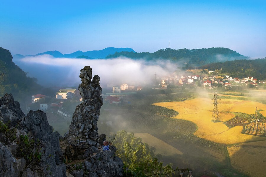 To Thi Stone resembles a woman holding her child and waiting for her husband. Photo: Vietnam.vn