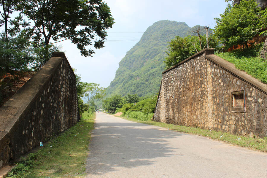 The road leads to Chi Lang Pass. Photo: Lang Son Tourism