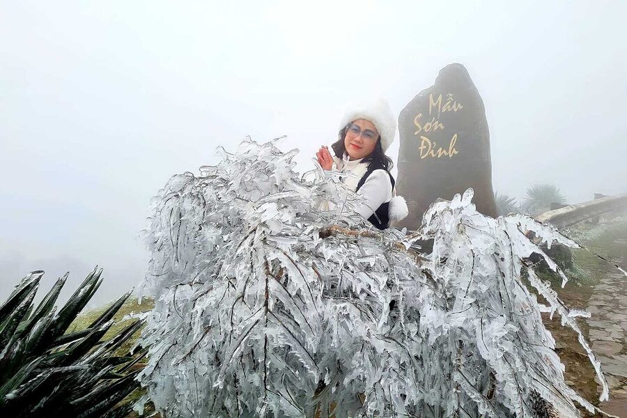 Frost on Mau Son Peak. Photo: Du lich Magazine