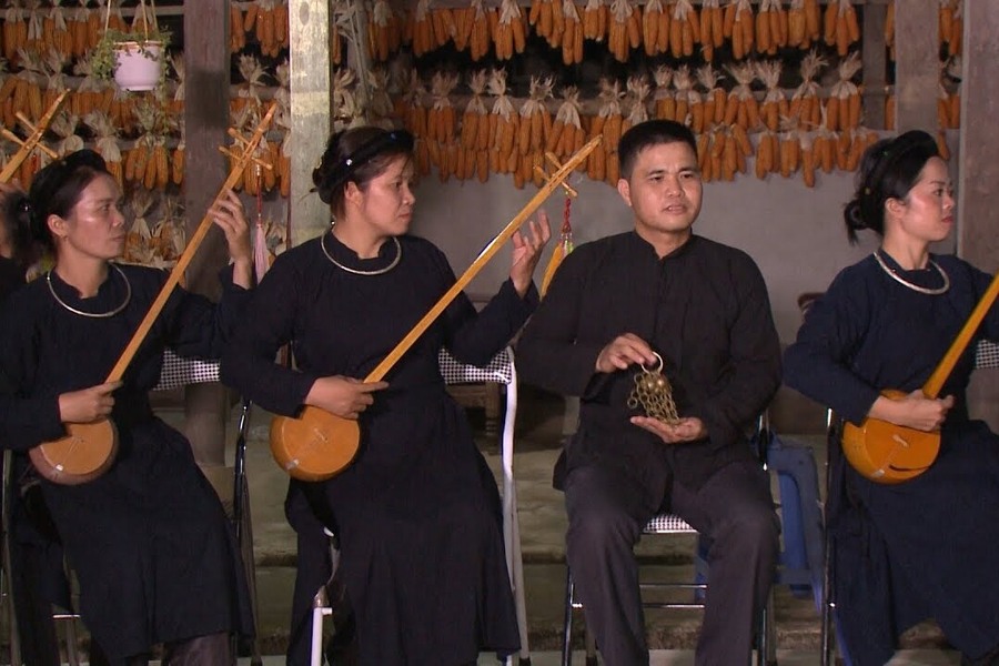 Tay people perform folk songs in their traditional costumes. Photo: Truyen hinh nhan dan