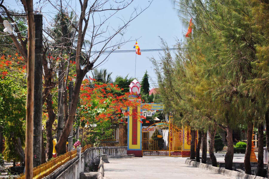 Inside Tu Van Pagoda from the entrance gate. Photo: Cham Khanh Hoa