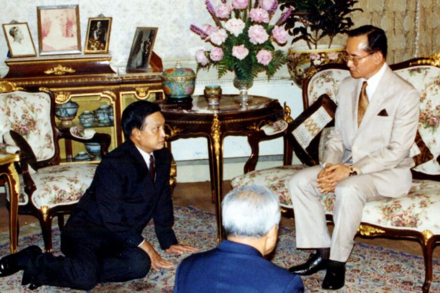 Politicians knelt in the royal manner to listen to King Rama IX's words. Photo: Ceritalah