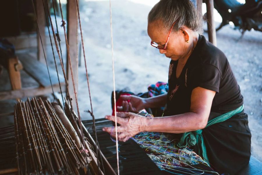 Decreasing number of Laos artisans