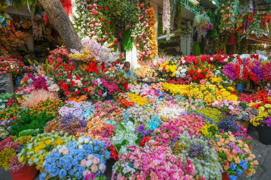 Quang Ba Flower Market 