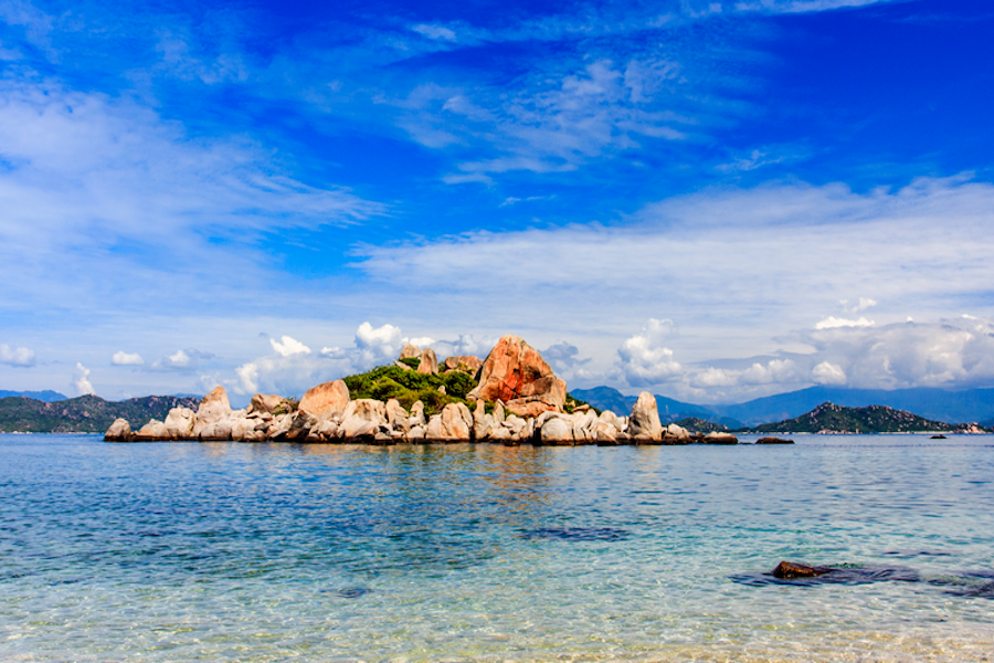 Vinh Hy Bay in summer, the crystal-clear sea surface reflecs the sky (Source: VietSense Travel)