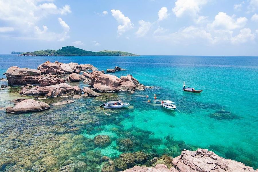 Boating and snorkeling at Vinh Hy Bay (Source: TOPDULICH)