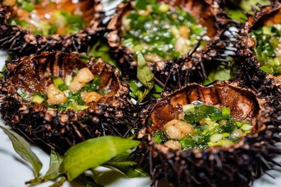 The grilled sea urchin with scallions oil is visually appealing and has a tempting aroma (Source: Lam Mon Ngon)