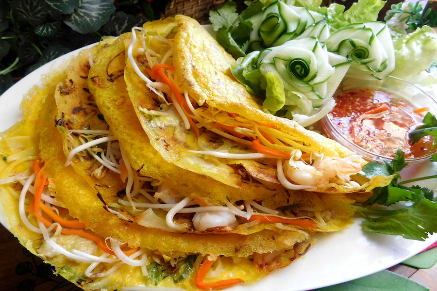 The crispy, golden-brown pancake with fresh seafood filling offers an explosion of flavor (Source: Am thuc thong thai)