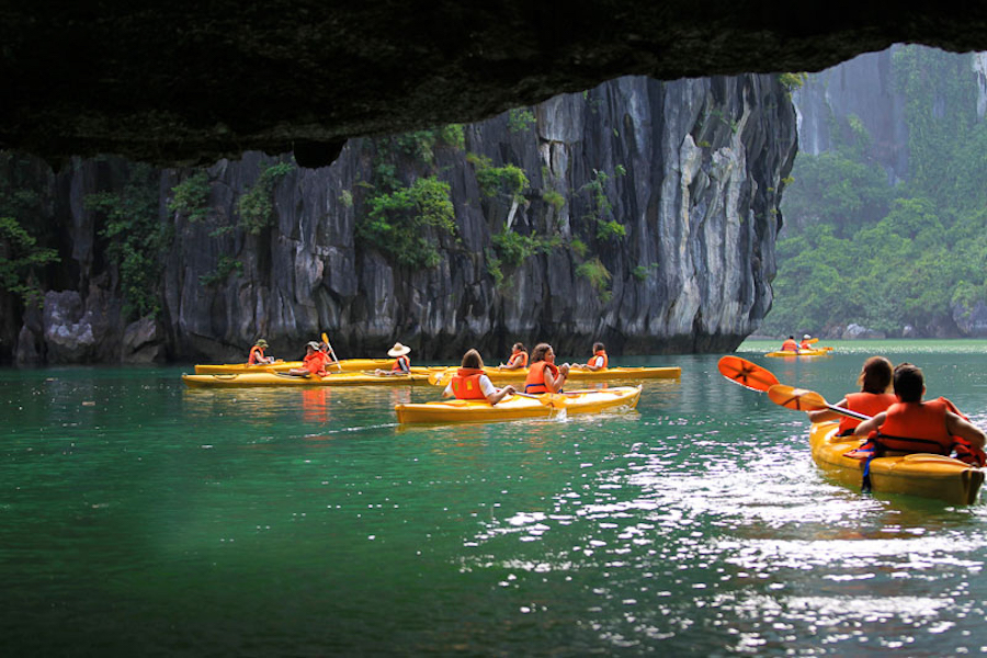 Tourist kayaking to sightsee around the bay (Source: Ha Long Travel)