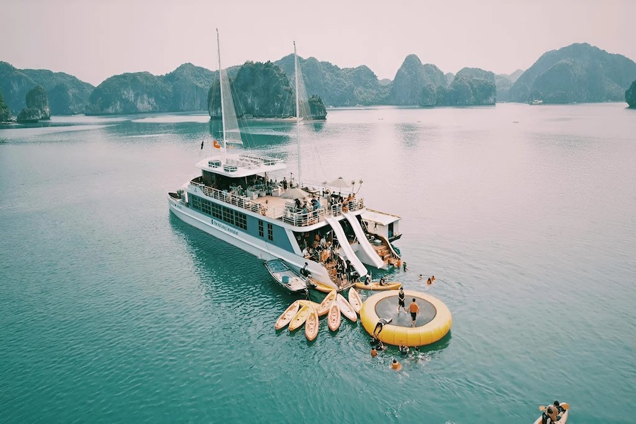 Swimming in the middle of the bay (Source: Toquoc.vn)