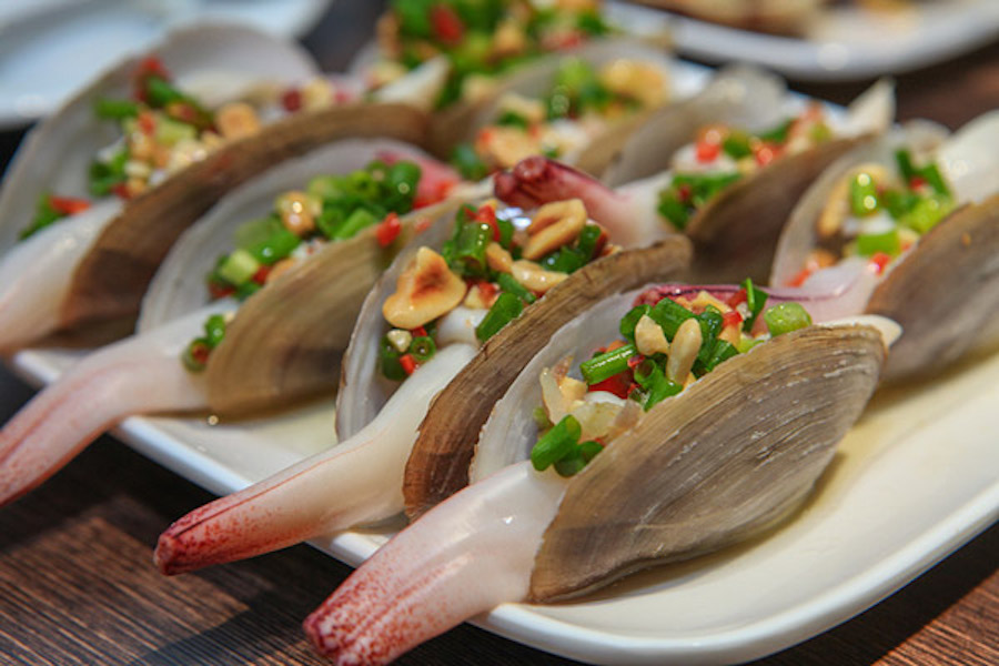 Geoduck clam is a must-try dish when visiting Lan Ha Bay (Source: Internet)