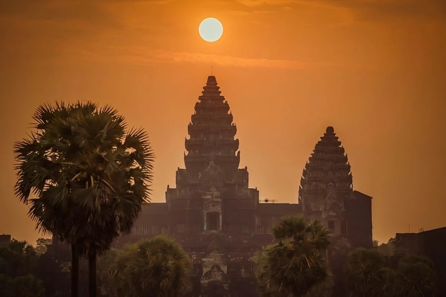 The sun rises on the top of Angkor Wat Temple. Photo: The Better Cambodia