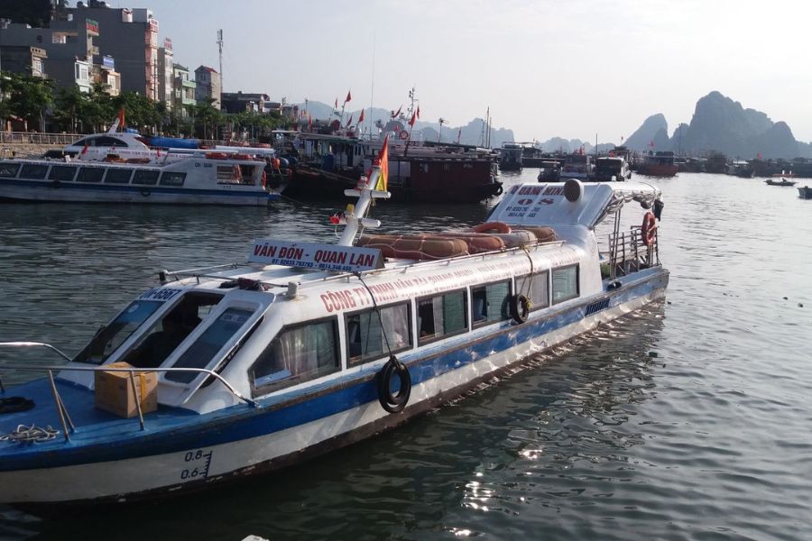 Travel by speedboats to Quan Lan island