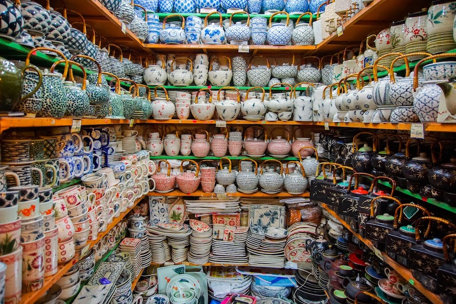 The vibrant color of the pottery on display in the market (Source: Vietjet Air)