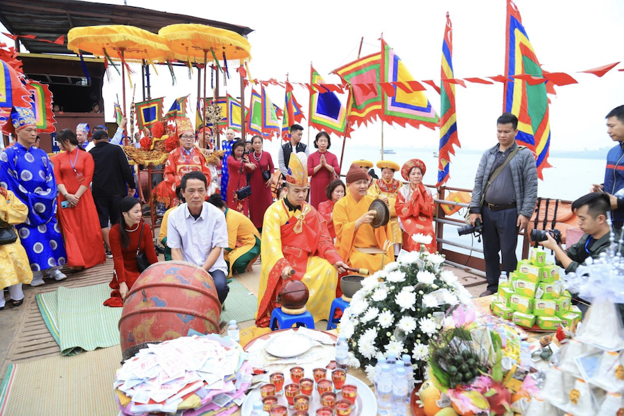 The Ruoc Nuoc ceremony is held on a ferry in the middle of the Red River (Source: Van hoa Nghe thuat Magazine) 