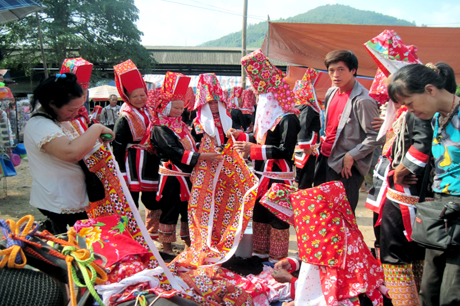 Local people wearing traditional costumes to the market create a lively scene (Source: Quang Ninh News)