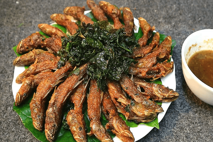 The golden brown crispy stream fish is a must-try dish when you visit Binh Lieu (Source: Mytour)