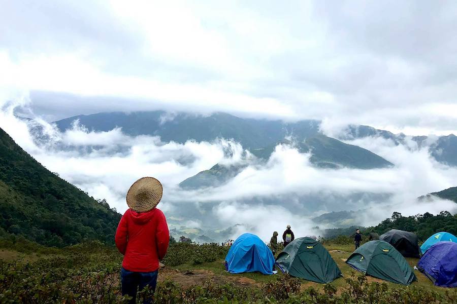 Tourists usually choose to camp overnight on the mountain, throw a small barbecue party, and watch the sunrise in the next morning (Source: Vinwonder)