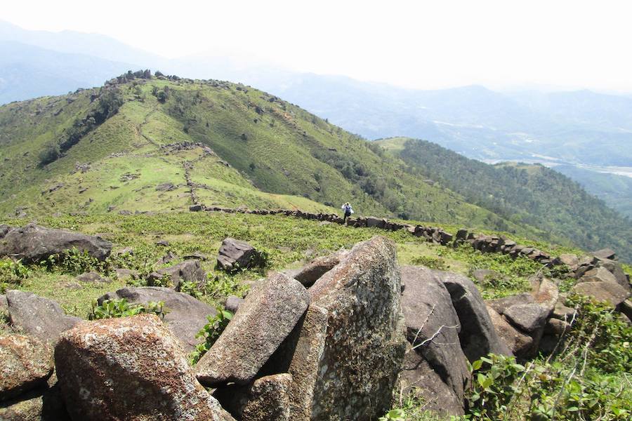 The stone wall stretches along the path to the top of Cao Xiem mountain (Source: Binhlieu.quangninh.gov)