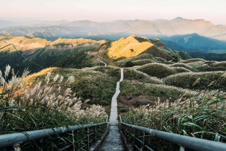 The experience of hiking on the gently curving Dinosaur Spine Trail is unforgettable for any visitor (Source: SAKOS)