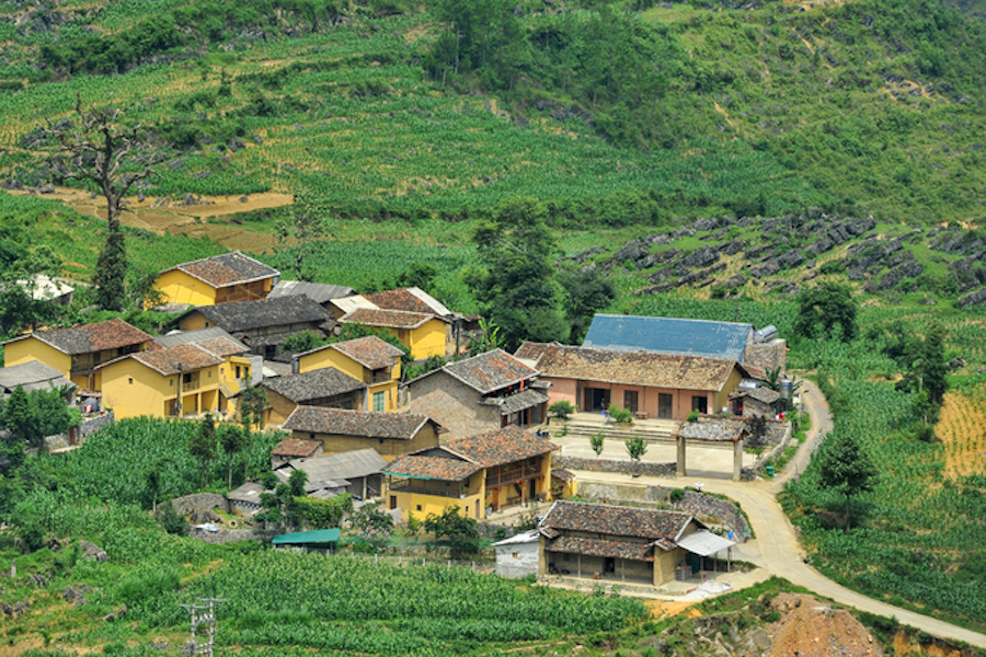 A corner of the village of Lo Lo Brushed seen from above, surrounded by mountains and forests @vnexpress