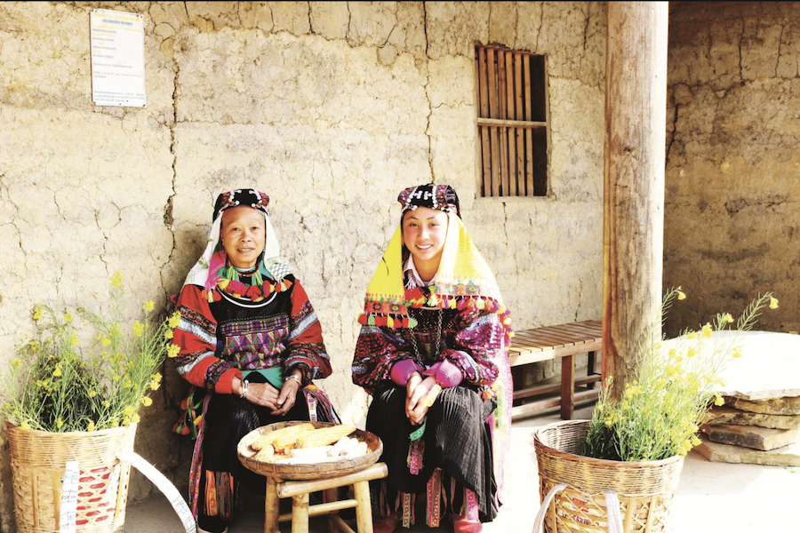 Lolo women in traditional clothes @dichungxe