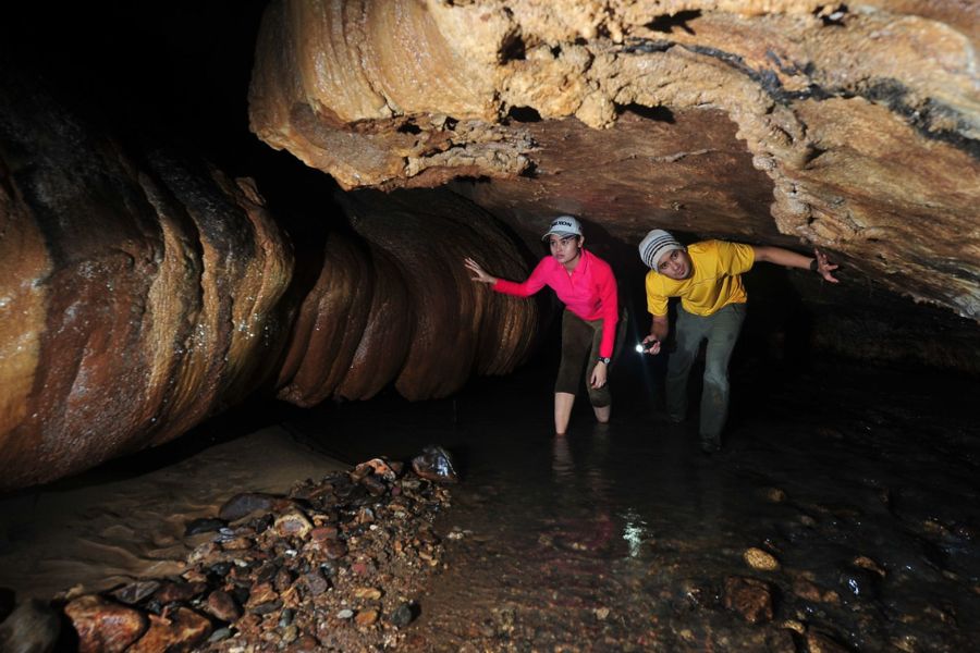 Exploring Tempurung cave