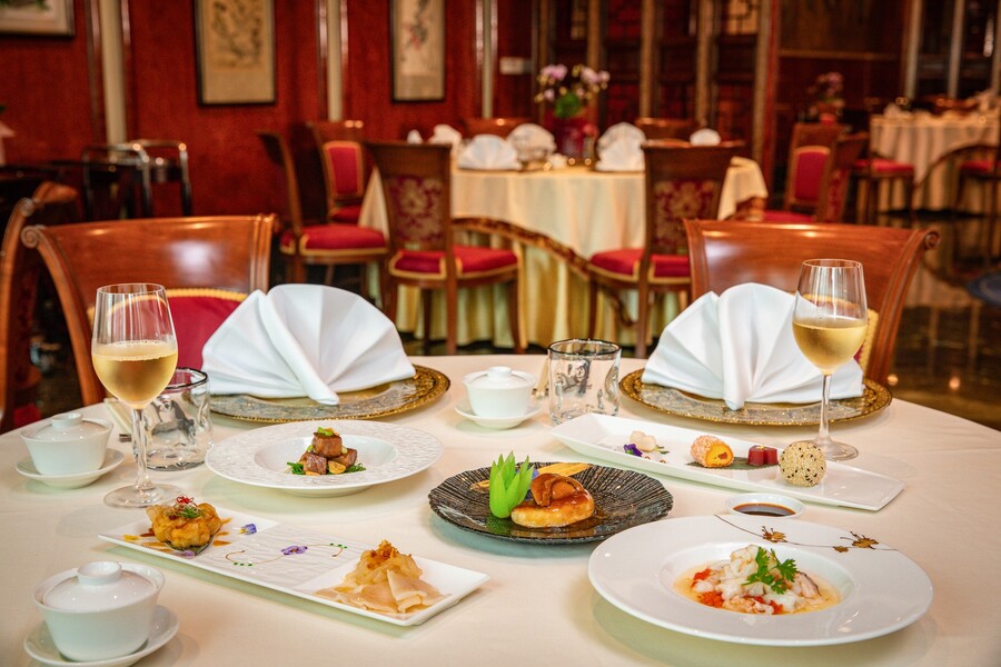 The restaurant has the style of a late 20th-century Chinese restaurant. Photo: Long Trieu