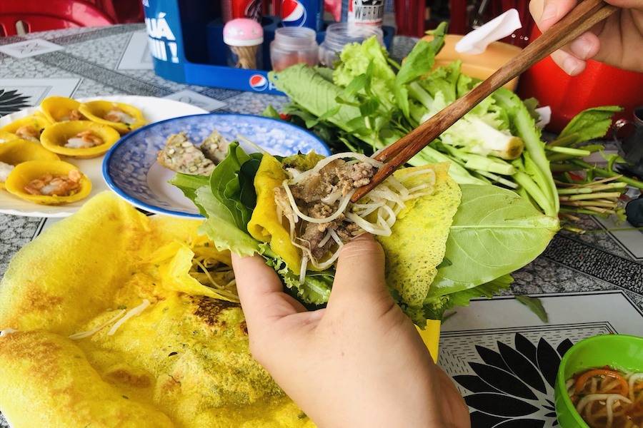 The crunch from the herbs and the pancake pair so well with the flavourful dipping sauce, making this a must-try on your bucket list (Source: Lao Dong News)