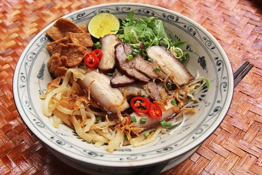 Cao Lau has the umami flavor from the broth and the unique smell from the char siu sauce. When eating with fresh herbs, it will create an interesting experience of flavor (Source: Foody.vn)