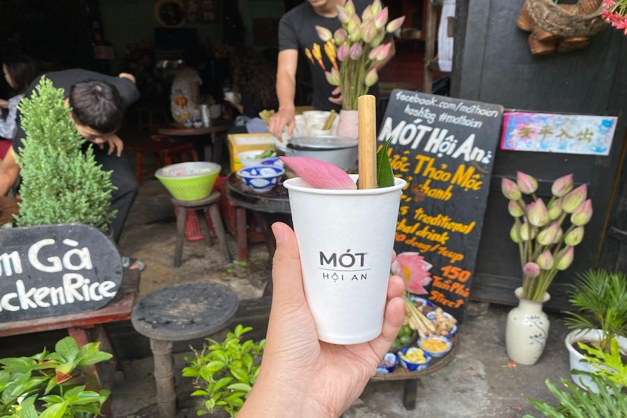 A beautifully decorated glass of Mot Tea is perfect for your Instagram post (Source: VOV)