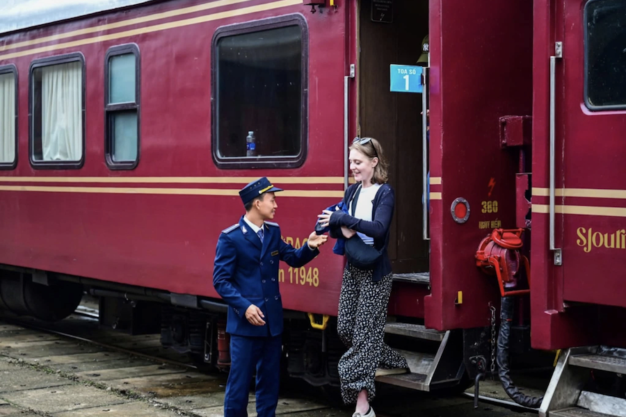 Most of the passengers on this train are foreigners (Source: Thanh Nien Newspaper)