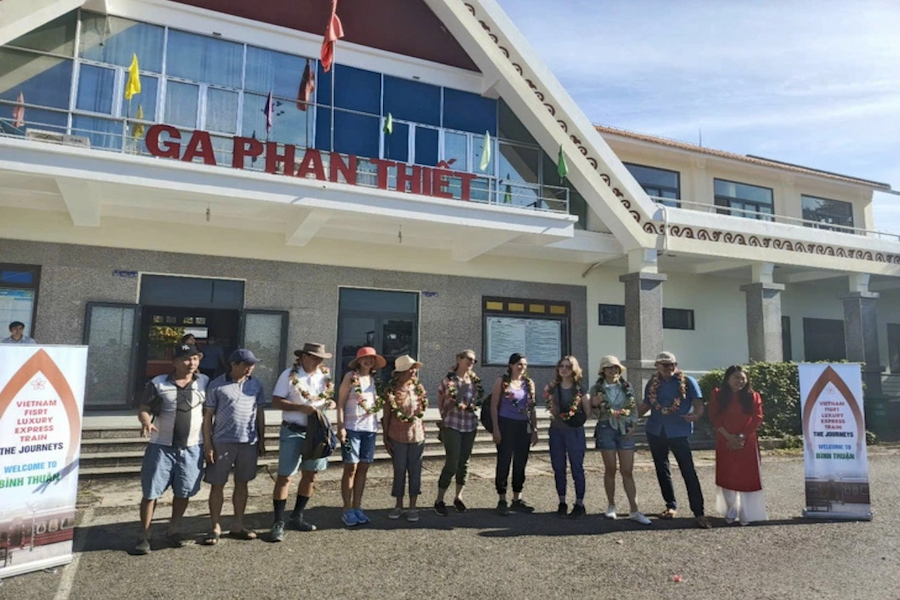 Sjourney’s passengers are welcomed when arriving at Phan Thiet (Source: Tuoi Tre Online)