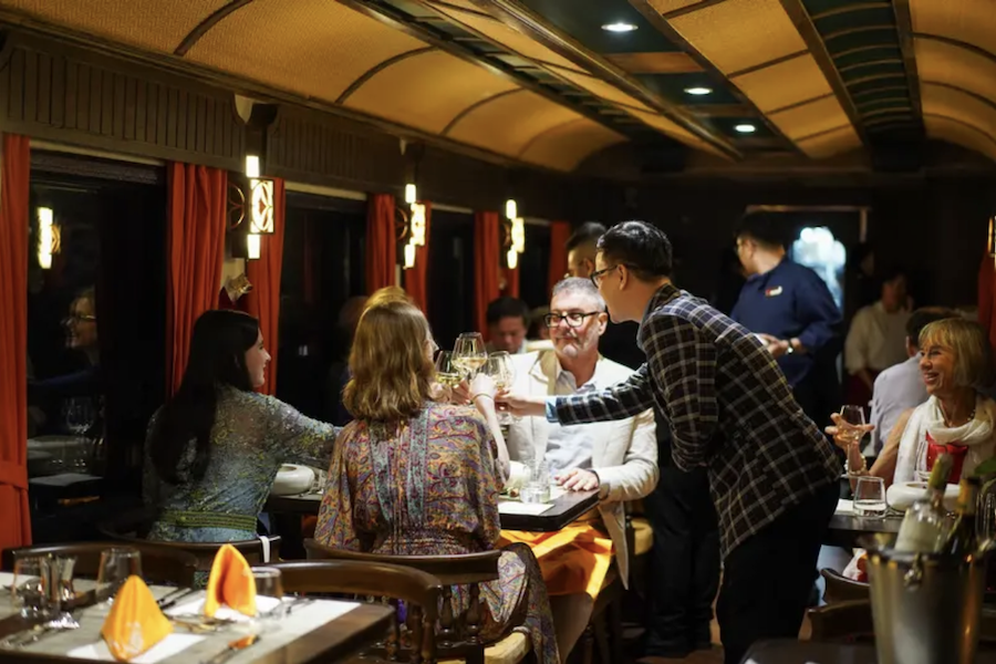 Customers enjoying a fancy dinner on the train (Source: Nguoi Lao Dong News)