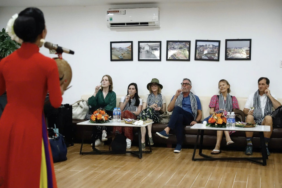 Passengers enjoying art performances and snacks while waiting to board the train (Source: Internet)