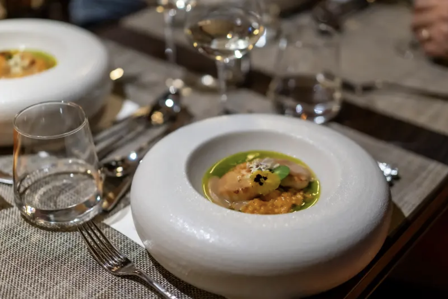 Exquisite dishes presented just like in a fine dining restaurant (Source: Sjourney)