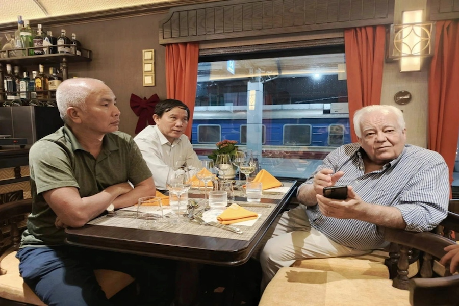 The train welcomes Mr. Tim Littler (on the right), Founder and Chairman of Golden Eagle Luxury Trains (Source: Tuoi Tre Online)