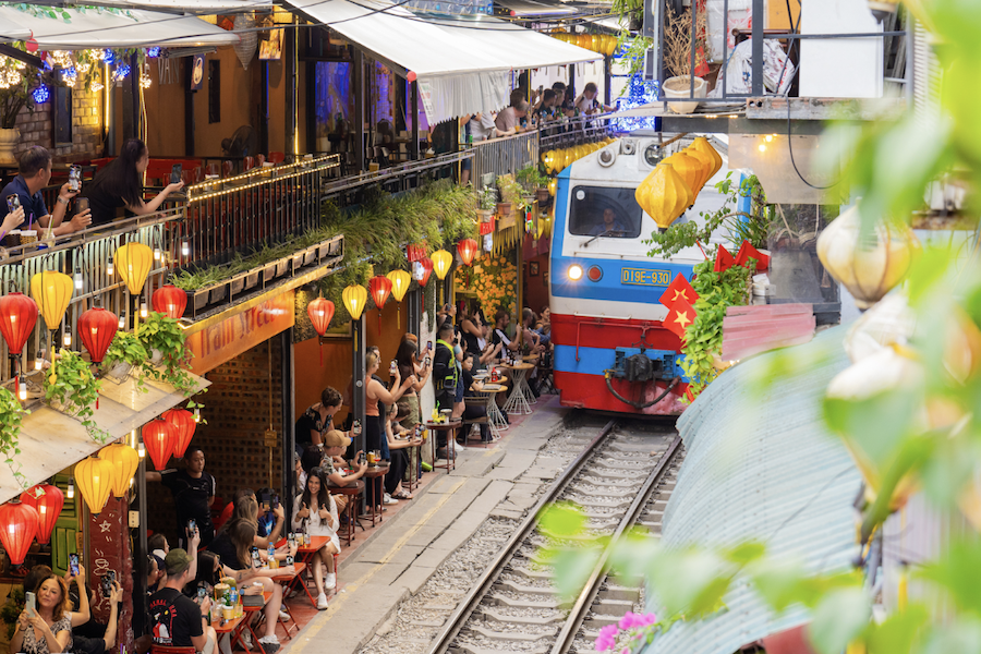 The vibrant train street is a hot spot for foreign tourists in Hanoi (Source: VnExpress)