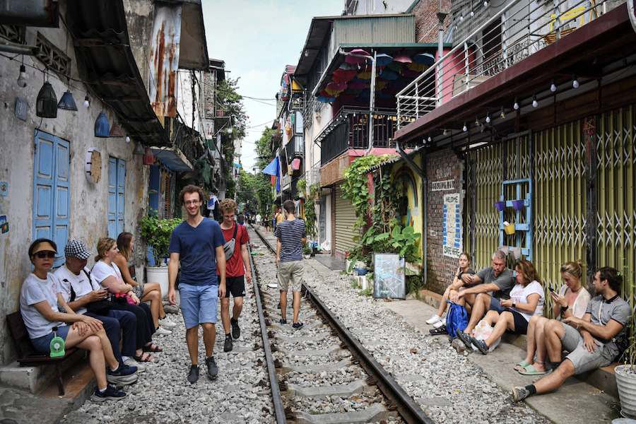 Many tourists come here to check in and wait to see the train passing (Source: Dan Tri News)