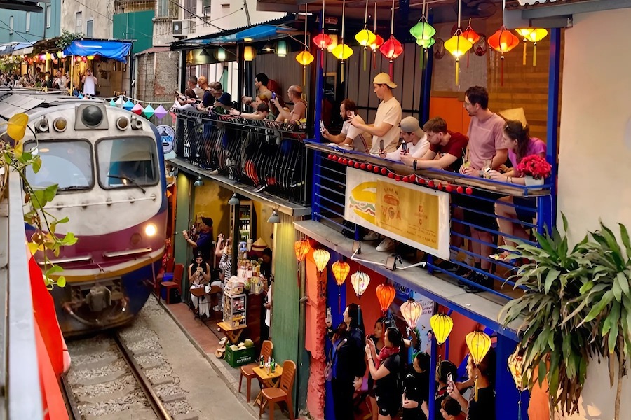 Some cafes have two floors so that customers can watch the trains from the balcony (Source: HAPPY VIVU)