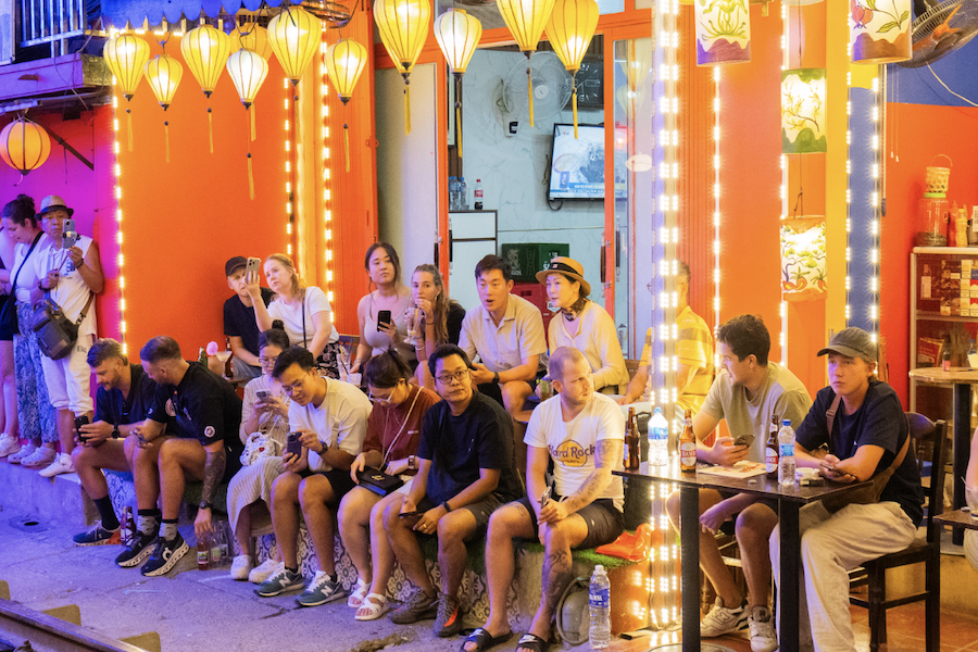 Visitors sit patiently to wait for the train (Source: VnExpress)